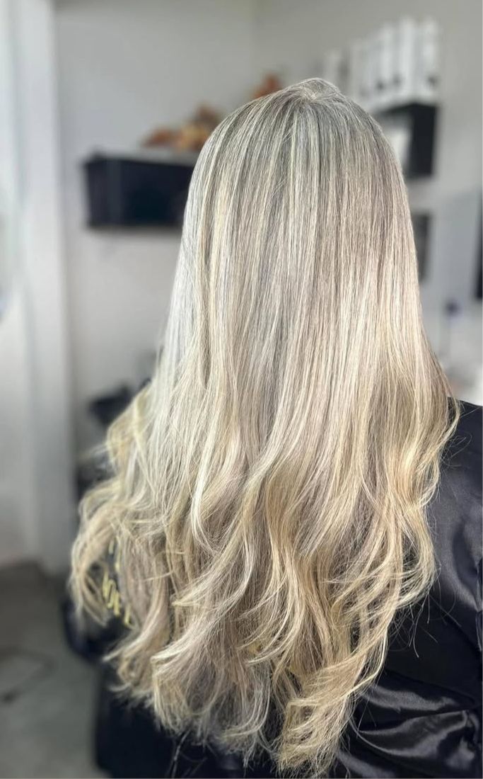 Luzes e mechas em cabelo loiro